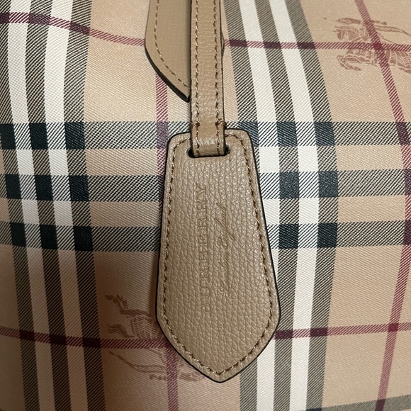 Burberry Lavenby Reversible Haymarket Tote - Picture 5 of 9